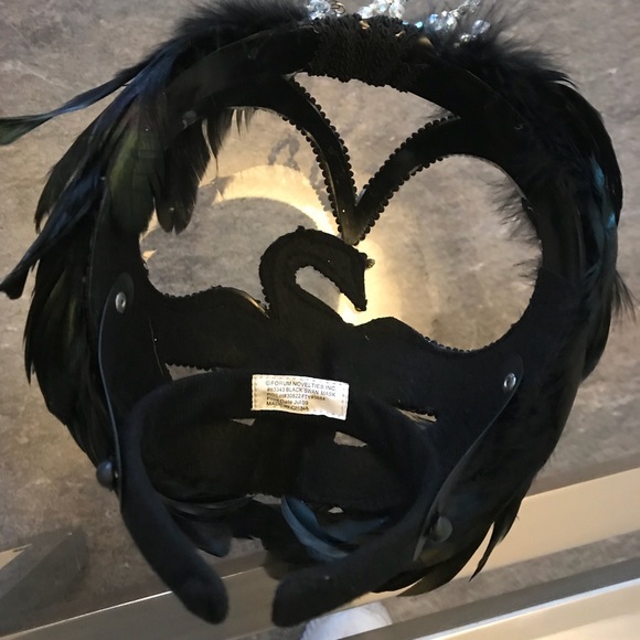 SOLD Black Swan Masquerade Eye mask. - Picture 7 of 8